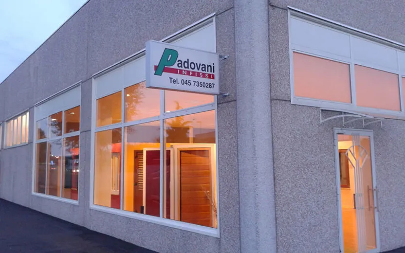 Produzione, vendita e posa in opera di infissi. Showroom a Trevenzuolo Verona